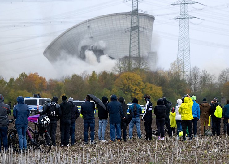 Tausende Menschen kamen, um die Sprengung zu sehen. - © Sven Hoppe/dpa