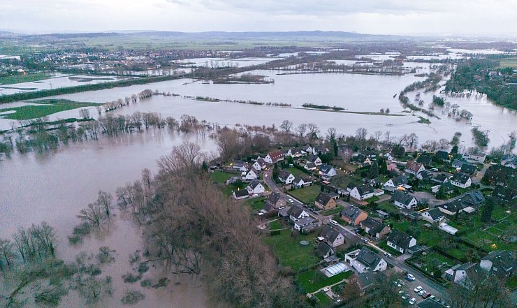 Hochwasser umfließt die Ortschaft Ruthe im Landkreis Hildesheim. - © Julian Stratenschulte/dpa