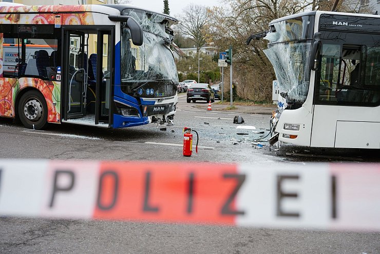 Die Busse standen nach dem Unfall mitten auf der Kreuzung. - © Oliver Dietze/dpa
