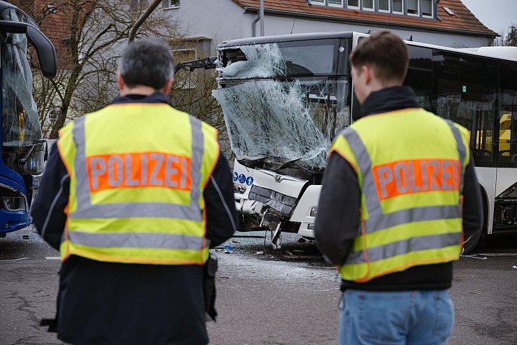Bei dem Unfall wurden die Frontscheiben der Busse stark beschädigt. - © Oliver Dietze/dpa