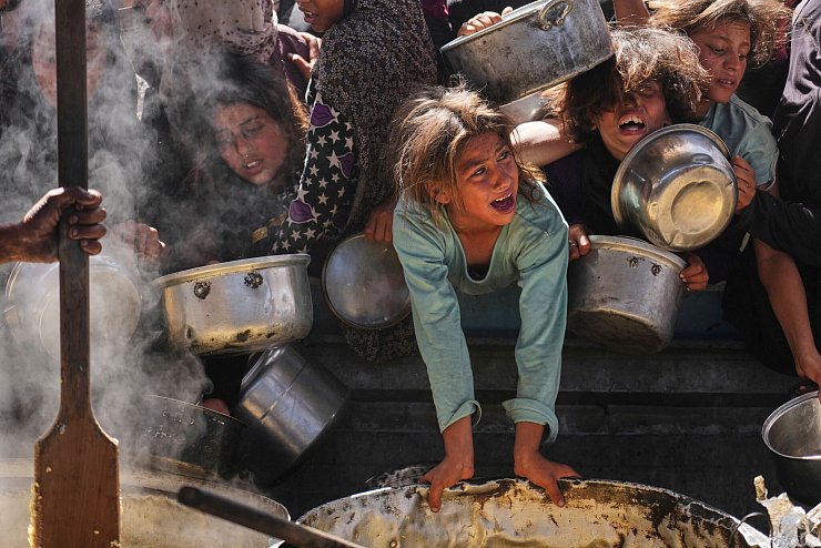 Hilfsorganisationen warnen vor einer Hungersnot in Gaza (Archivbild) - © Abdel Kareem Hana/AP/dpa