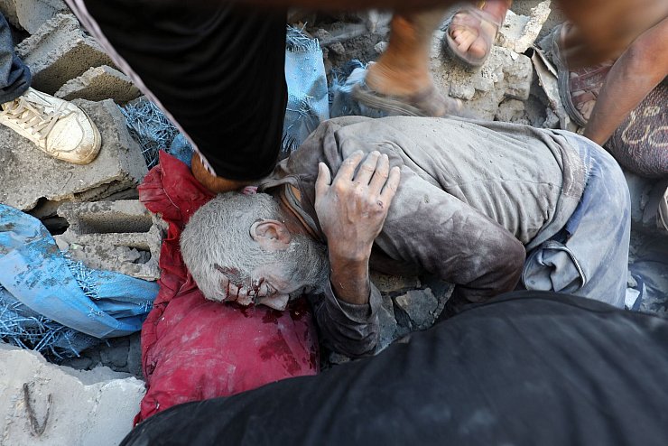 Palästinenser nach dem Angriff auf Gebäude im Flüchtlingsviertel Al-Bureidsch. - © Moiz Salhi/APA Images via ZUMA Press Wire/dpa