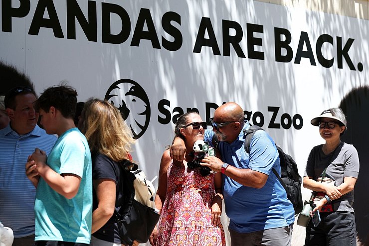Die doppelte Panda-Premiere löste großen Besucherandrang im Zoo San Diego aus. - © Derrick Tuskan/AP/dpa