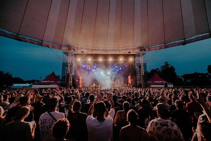 Die Zelte heizen sich bedenklich auf, wenn die Musiker so richtig loslegen, die Crowd tobt und der Alltag fern scheint. - © Julian Quirchmair/Woodstock der Blasmusik/dpa-tmn