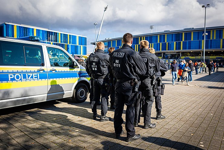 Ein großes Polizeiaufgebot sichert das Niedersachsen-Derby zwischen Eintracht Braunschweig und Hannover 96 ab. - © Moritz Frankenberg/dpa