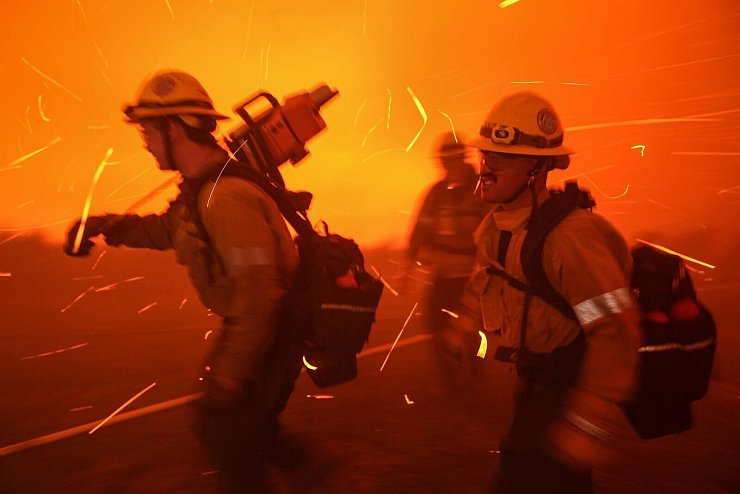 Die Rettungsarbeiten werden durch starke Winde beeinträchtigt. - © Jae C. Hong/AP/dpa