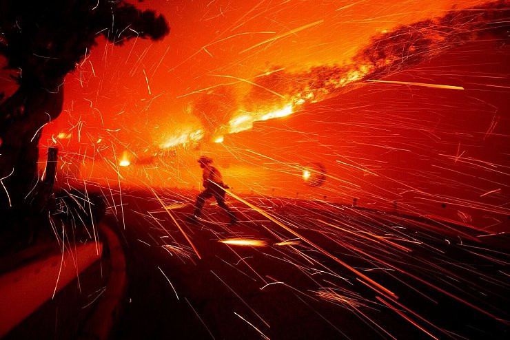 Die Flammen in Malibu haben sich bis an die Küste ausgeweitet. - © Ethan Swope/FR171736 AP/AP