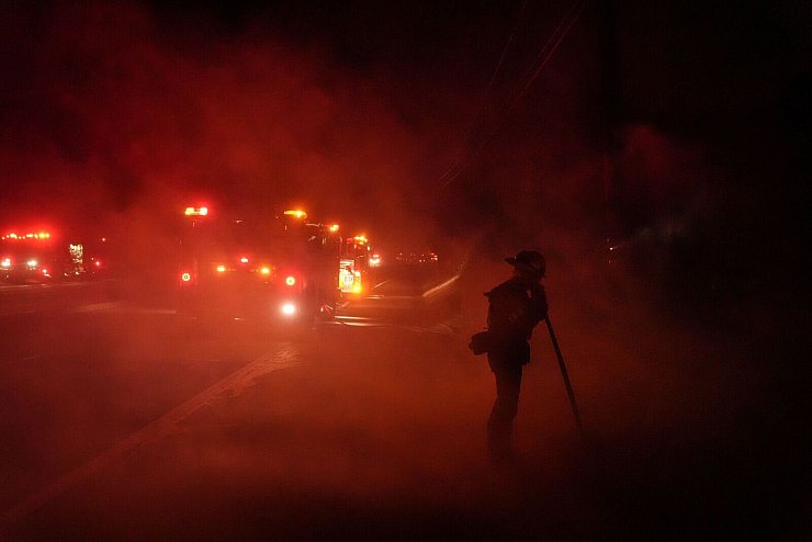 Mehr als 1.000 Feuerwehrleute sind im Einsatz. - © Jae C. Hong/AP/dpa