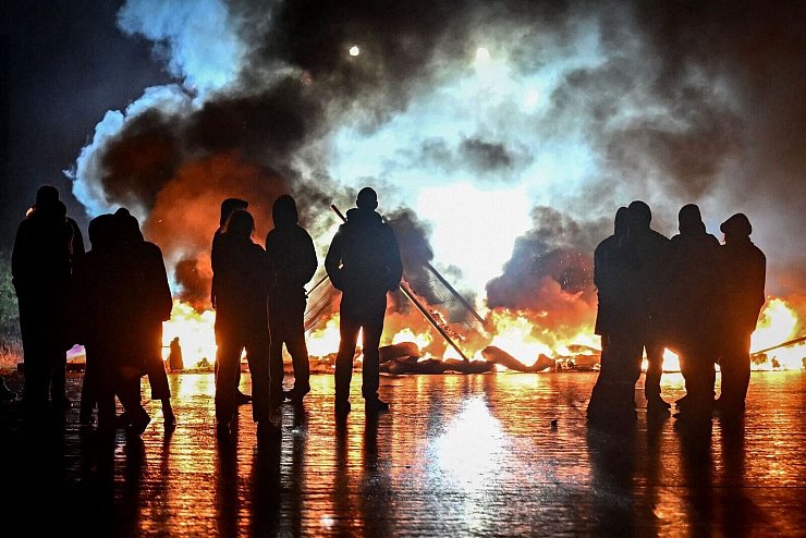 In zahlreichen Städten gibt es Protest. - © Lou Benoist/AFP/dpa