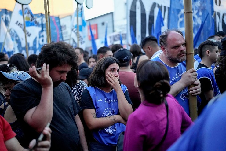 Anhänger von Wirtschaftsminister Massa hören sich nach Schließung der Wahllokale die ersten Ergebnisse der Stichwahlen an. - © Matias Delacroix/AP