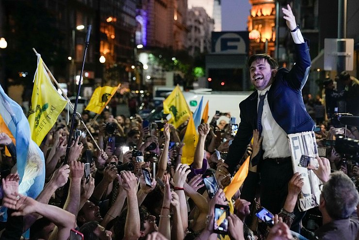 Anhänger des oppositionellen Präsidentschaftskandidaten Milei feiern nach Schließung der Wahllokale. - © Rodrigo Abd/AP