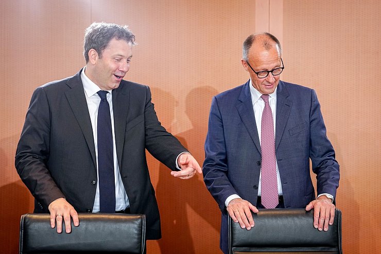 Die Chefs der Koalition, Kanzler Friedrich Merz (CDU, rechts) und Vizekanzler und SPD-Chef Lars Klingbeil begegnen sich auf Augenhöhe. (Archivbild) - © Kay Nietfeld/dpa