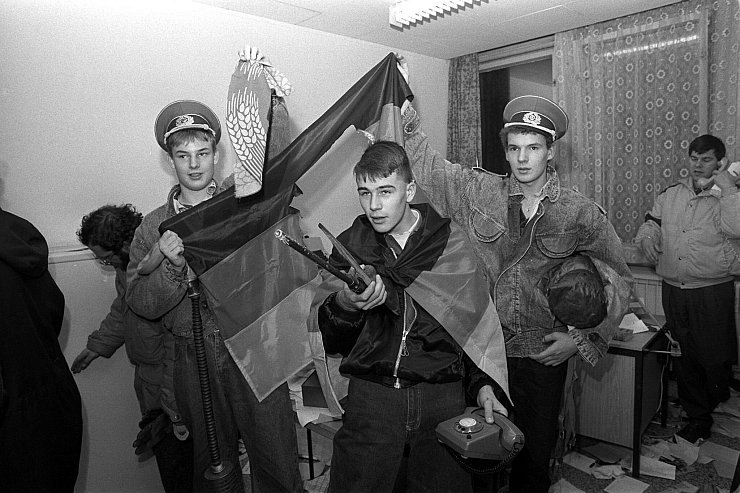DDR-Insignien - für die Besetzer der Stasi-Zentrale nur noch Ironie. (Archivbild). - © Peter Kneffel/dpa