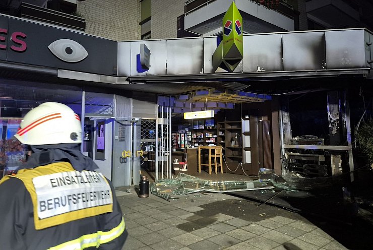 Nach der Explosion in dieser Ladenzeile hatte sich ein Verdächtiger der Polizei gestellt. - © Sascha Thelen/dpa