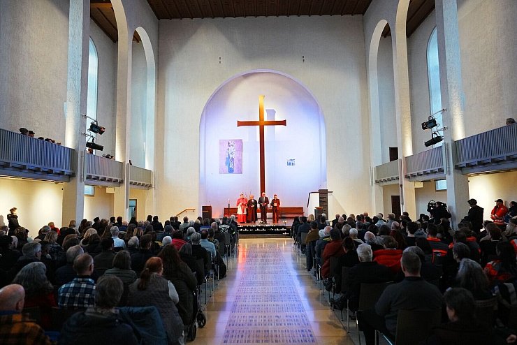 Bei einem Gedenkgottesdienst erinnerten viele Menschen an die Toten. - © Andreas Henn/Evangelische Kirche Mannheim/dpa