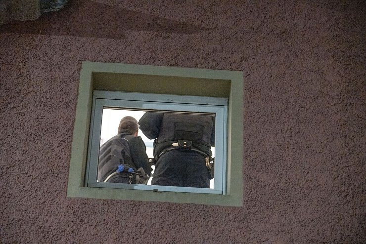 Die Ermittler haben die Wohnung des Tatverdächtigen durchsucht. - © Ferdinand Merzbach/NEWS5/dpa