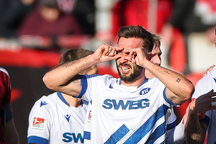 Habt ihr das gesehen? Der einstige FCN-Held Fabian Schleusener beim Jubel nach seinem Treffer. - © Daniel Karmann/dpa