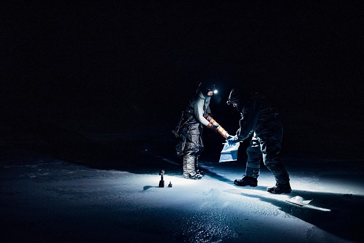 Ebenfalls frieren mussten die Biologen James Bradley und Catherine Larose, die bei Eisbohrungen im norwegischen Archipel Spitzbergen fotografiert wurden. - © Dagmara Wojtanowicz/Nature/dpa