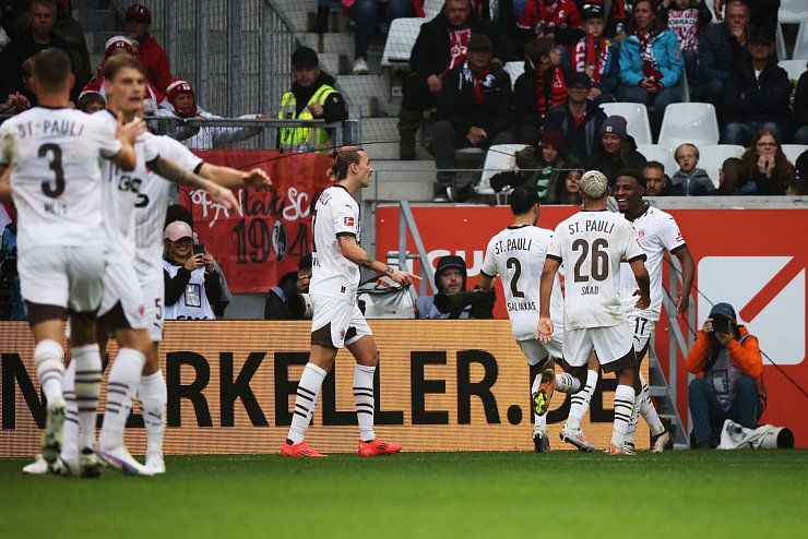 Afolayan jubelt nach dem 2:0 mit seinen Mitspielern. - © Philipp von Ditfurth/dpa