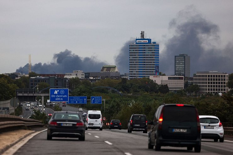 Es gab einen Brand in einem Chemiewerk. - © Christoph Reichwein/dpa