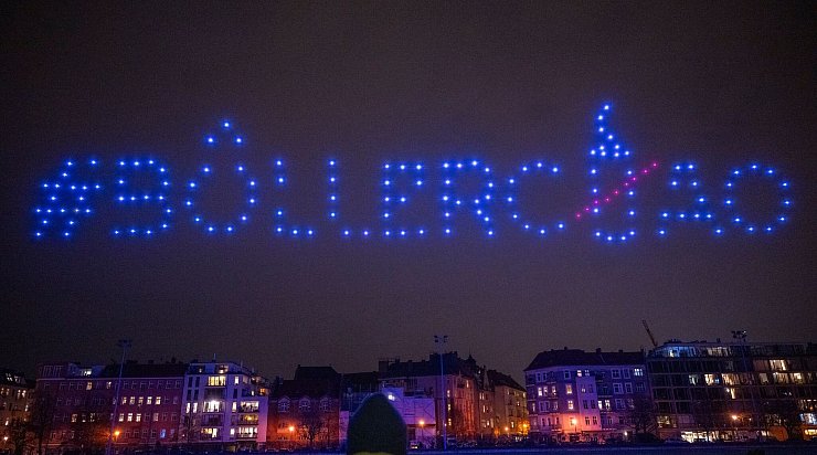 Bereits 2023 hatte die Deutsche Umwelthilfe mit einer Drohnenshow Alternativen zum Silvester-Feuerwerk gezeigt. (Archivbild) - © Monika Skolimowska/dpa