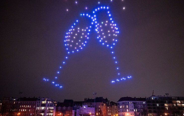 Drohnen zeichneten vergangenes Jahr unterschiedlichste Motive in den dunklen Himmel. (Archivbild) - © Monika Skolimowska/dpa
