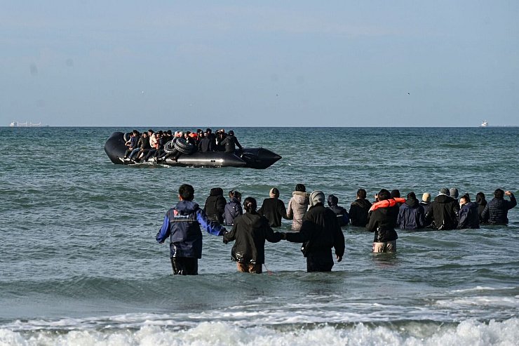 Die Überfahrt in einfachen Schlauchbooten ist lebensgefährlich. - © Bernard Barron/AFP/dpa