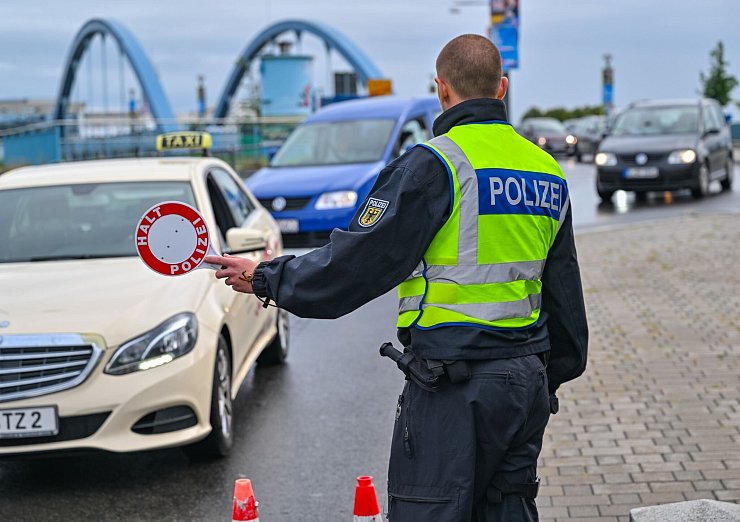 An den deutschen Landgrenzen wird bereits kontrolliert. Wer Asyl beantragen will, wird allerdings nicht zurückgewiesen, sofern gegen ihn keine Einreisesperre vorliegt. (Archivbild) - © Patrick Pleul/dpa