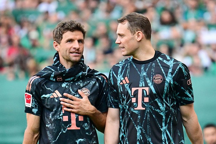 Die Verträge von Thomas Müller (l) und Manuel Neuer laufen aus. - © Sina Schuldt/dpa