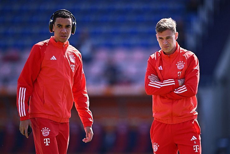 Die Zukunftsfragen von Jamal Musiala (l) und Joshua Kimich sind spannend. - © Tom Weller/dpa