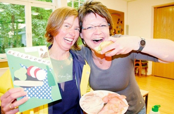 Lecker und lustig: Anja Stock (links) überrascht die Frauen mit Fischbrötchen, Cornelia Weber probiert eins mit Krabben. Foto: Dick