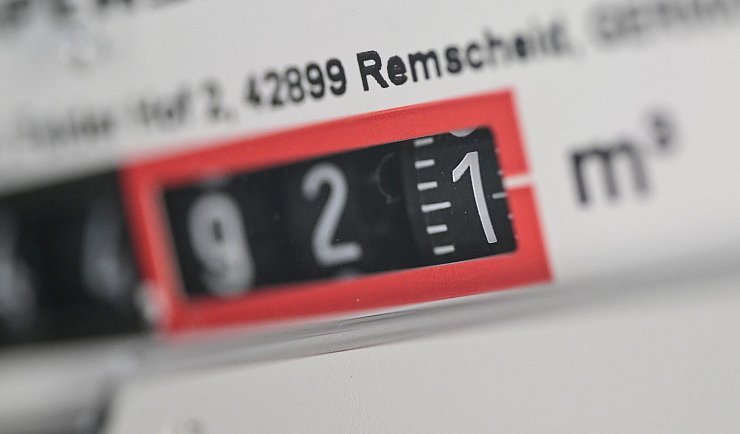 Die Preise haben auch mit der hohen Steuerlast zu tun (Archivbild) - © Bernd Weißbrod/dpa