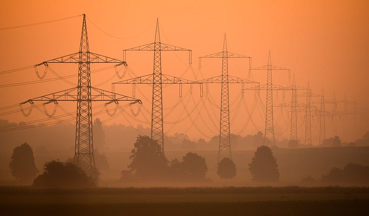 Strom hat sich für Verbraucher mittelfristig ebenfalls stark verteuert (Archivbild) - © Julian Stratenschulte/dpa