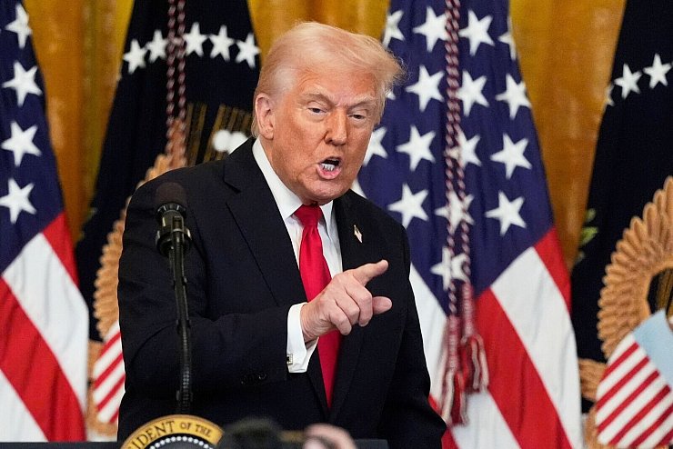 US-Präsident Trump nimmt Hegseth in Schutz. - © Mark Schiefelbein/AP/dpa