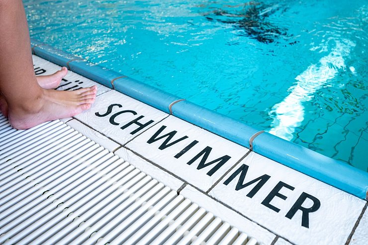 Angst vor dem Wasser? In Schwimmkursen für Erwachsene ist es der erste Schritt, die abzubauen. - © Fabian Sommer/dpa/dpa-tmn
