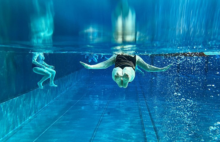 Ist das Vertrauen, dass das Wasser einen trägt, erst einmal aufgebaut, ist die Grundlage für Schwimmen gelegt. - © Julian Stratenschulte/dpa/dpa-tmn