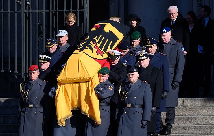 An den Staatsakt für den früheren Bundespräsidenten Köhler schließt sich ein militärisches Zeremoniell an. - © Bernd von Jutrczenka/dpa