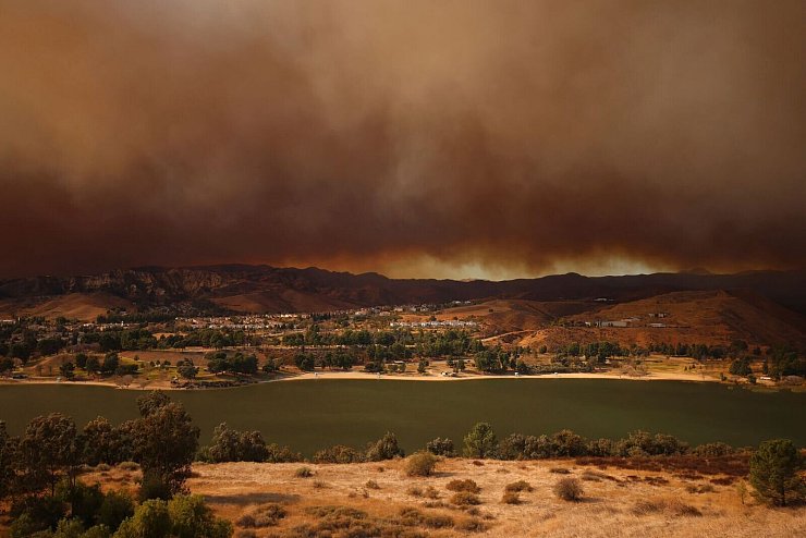 Riesige Rauchwolken liegen über der Brandzone. - © Ethan Swope/FR171736 AP/AP/dpa