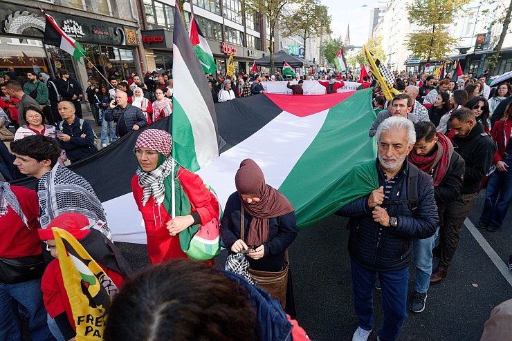 Wegen der Demo wurden mehrere Straßen in der Innenstadt gesperrt. - © Henning Kaiser/dpa