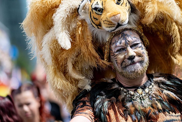 Mann als Tiger: Viele Teilnehmer haben sich die Mühe gemacht, sich besonders ausgefallene und farbenfrohe Kostüme für die Parade zurechtzumachen. - © Fabian Sommer/dpa