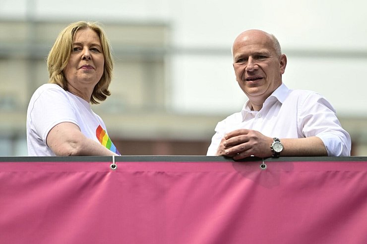 Beide mit von der Partie: Berlins Regierender Kai Wegner (r.) und Bundestagspräsidentin Bärbel Bas. - © Fabian Sommer/dpa