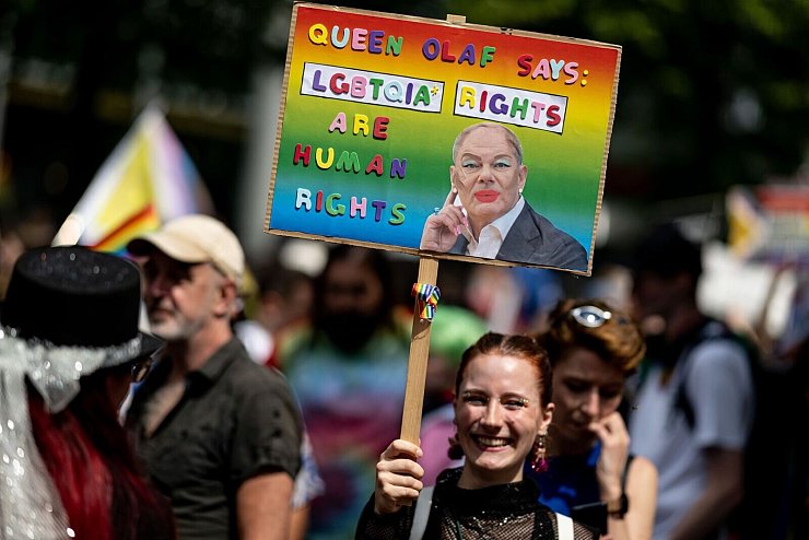 «Queen Olaf says LGBTQIA* rights are human rights»: Auch in diesem Jahr sind eine Vielzahl kreativer Schilder und Transparente zu sehen. - © Fabian Sommer/dpa