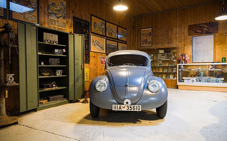 In Traugott Grundmanns Ausstellung hat das Auto einen besonderen Platz. - © Moritz Frankenberg/dpa