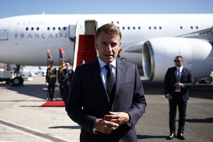 Macron ruft die Parteien auf, auf Stabilität hinzuarbeiten. - © Yoan Valat/Pool EPA/AP/dpa