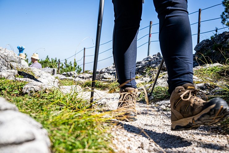 Wanderschuhe mit griffiger Sohle sind ein Muss auf bergigen Touren. - © Benjamin Nolte/dpa-tmn