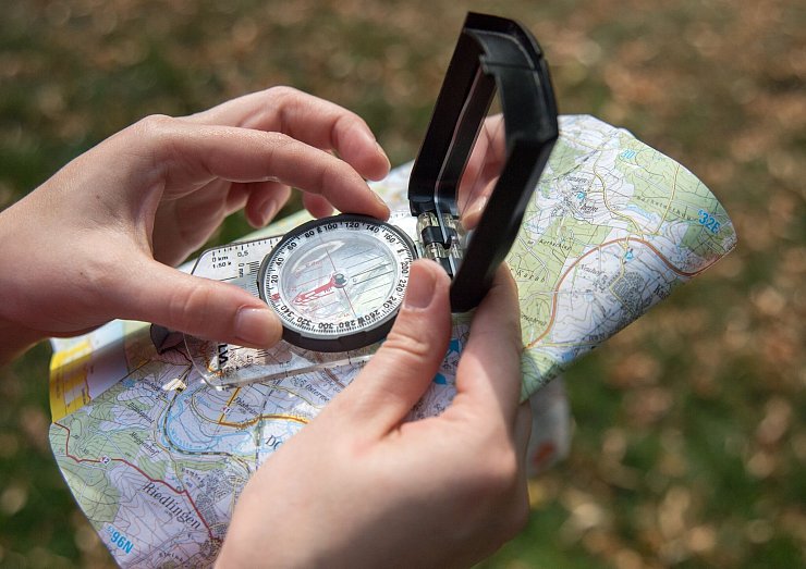 Wanderapps hin oder her: Faltkarten in den Rucksack zu packen, ist weiterhin empfehlenswert. - © Andrea Warnecke/dpa-tmn