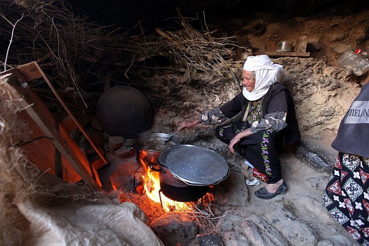 Entwicklungsländer sind von sauberen Energien auch für das tägliche Kochen oft noch abgeschnitten. (Archivbild) - © Abed Al Hashlamoun/dpa