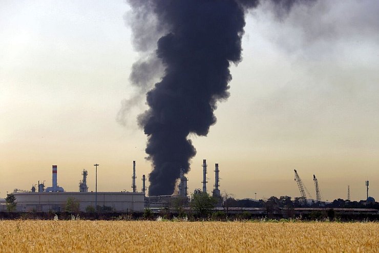 Geopolitische Spannungen können aus Sicht der Internationalen Energieagentur die Versorgungssicherheit gefährden. (Archivbild). - © Ebrahim Noroozi/AP/dpa