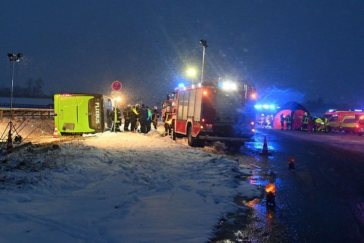 Warum der Bus von der Fahrbahn abkam, ist noch unklar. - © Stefan Csevi/dpa
