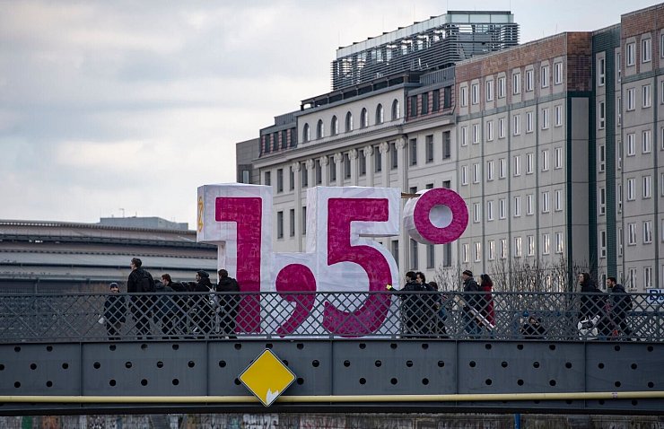 Eine übergroße Zahl haben Anhänger und Mitglieder der Umweltschutzbewegung Extinction Rebellion auf der Marschallbrücke in Berlin aufgestellt. (Archivbild) - © Paul Zinken/dpa